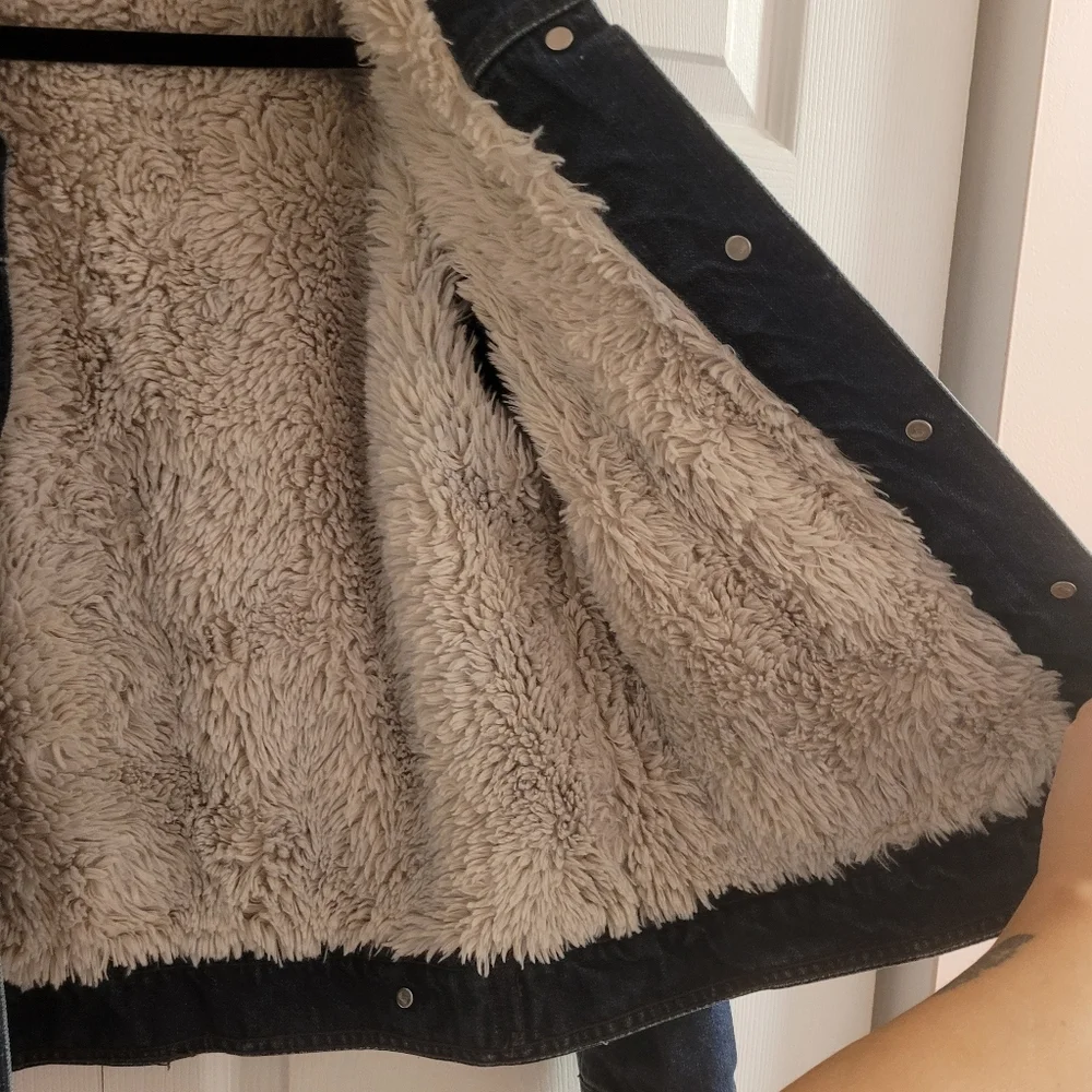 Levi's - Shaggy Sherpa Trucker Jean Jacket - Picture 10 of 16